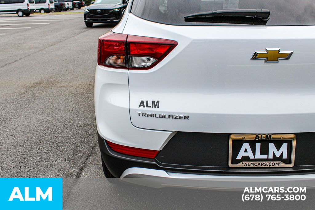Used 2025 White Chevrolet LT image 13