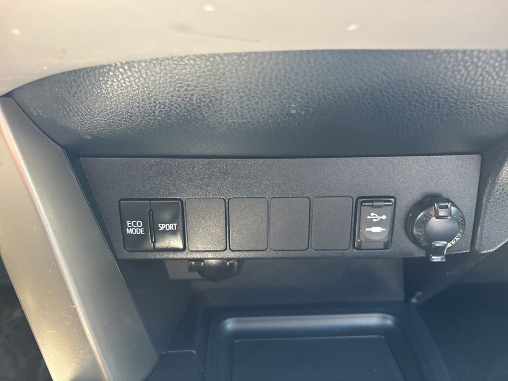 Used 2013 Silver Toyota XLE image 19
