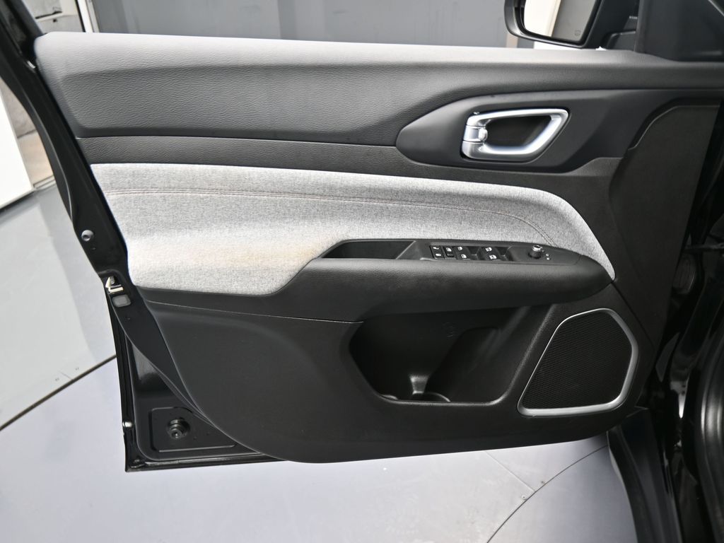 Used 2024 Diamond Black Crystal Pearlcoat Jeep Latitude Lux image 13