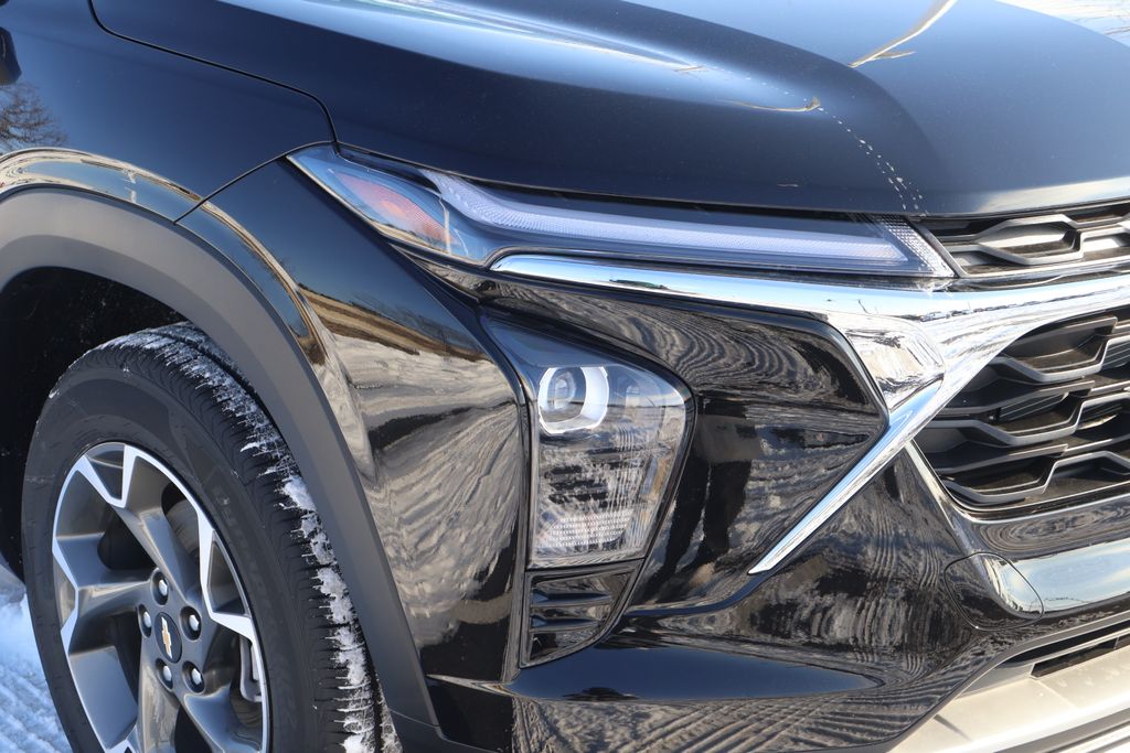 Thumbnail: 2026 Chevrolet Trax - 3