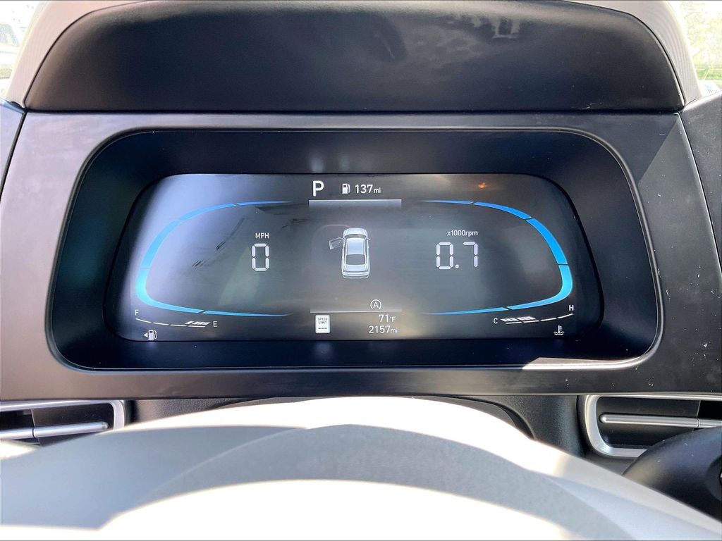 2025 Hyundai Elantra — photo 24
