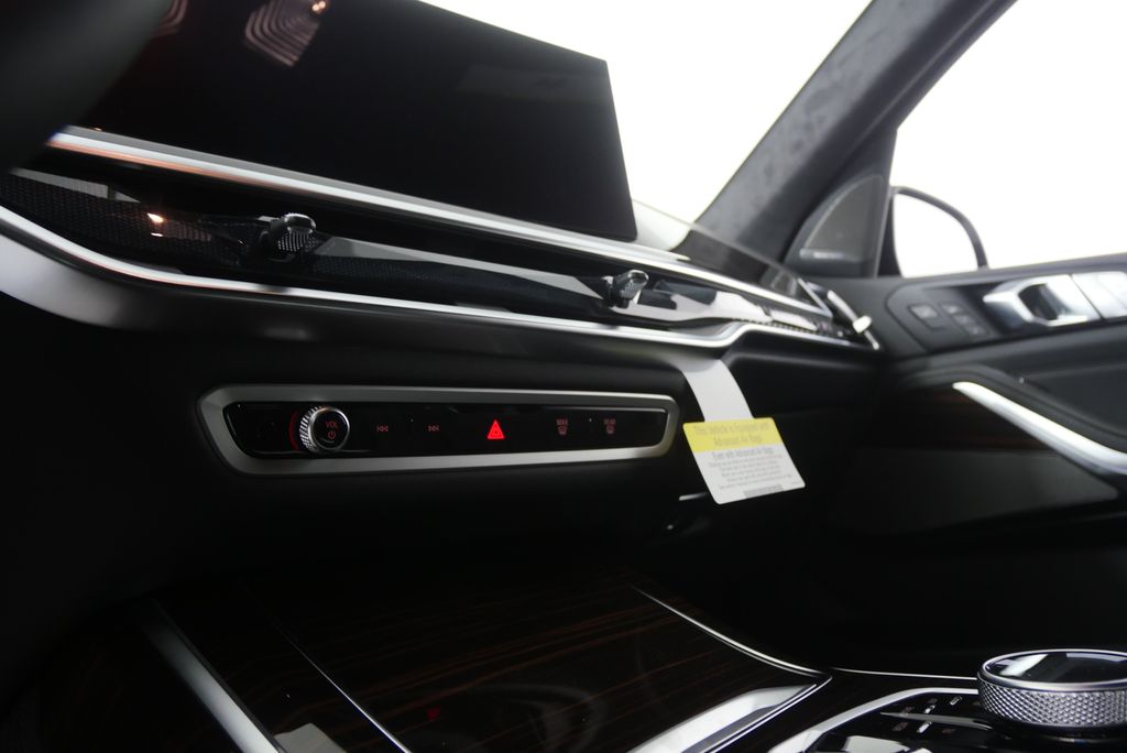 Thumbnail: 2027 BMW X7 - 21