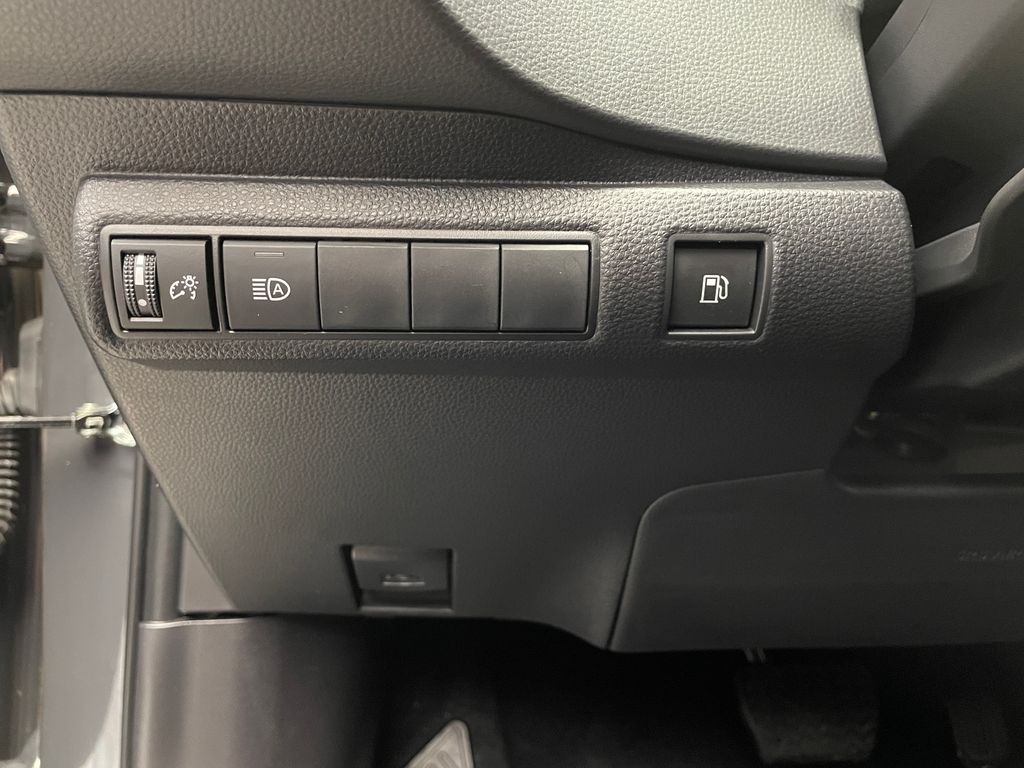 2025 Toyota Corolla LE 19