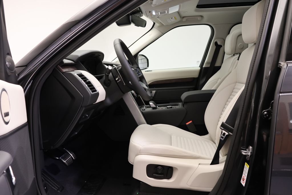 Thumbnail: 2026 Land Rover Discovery - 30