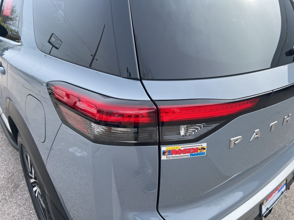 2023 Nissan Pathfinder Platinum photo