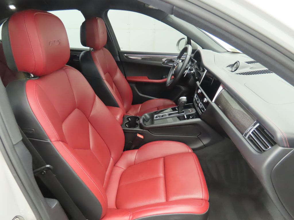 Thumbnail: 2022 Porsche Macan - 21