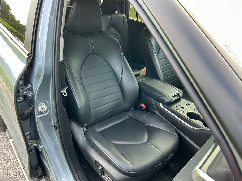 2023 Toyota Highlander XLE 16