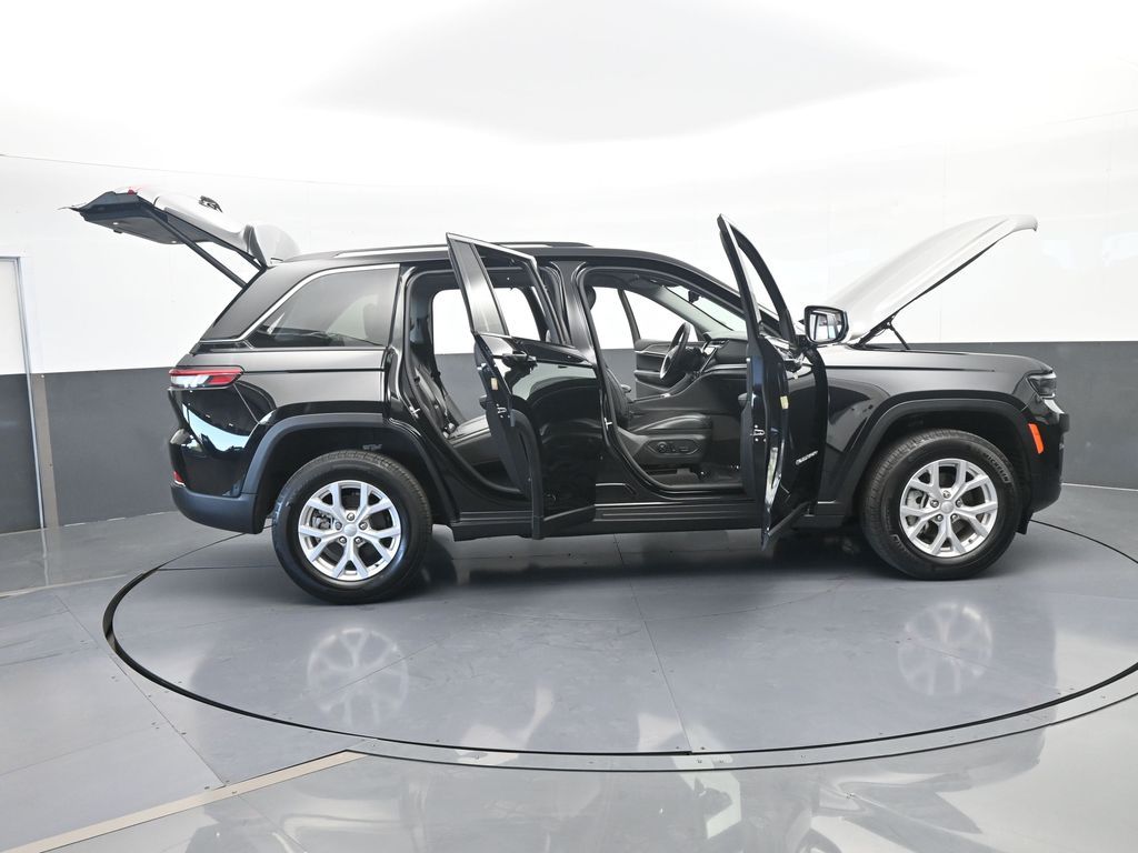 Used 2024 Diamond Black Crystal Pearlcoat Jeep Limited image 80