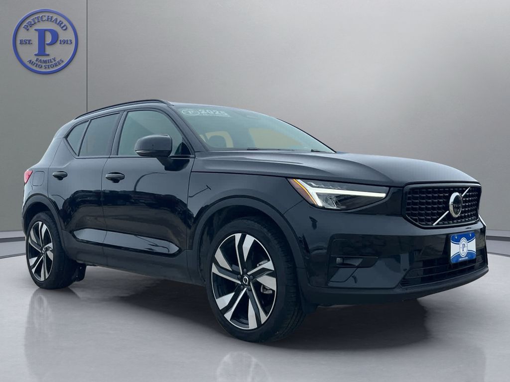 2025 Volvo XC40 B5 Plus Dark Theme AWD