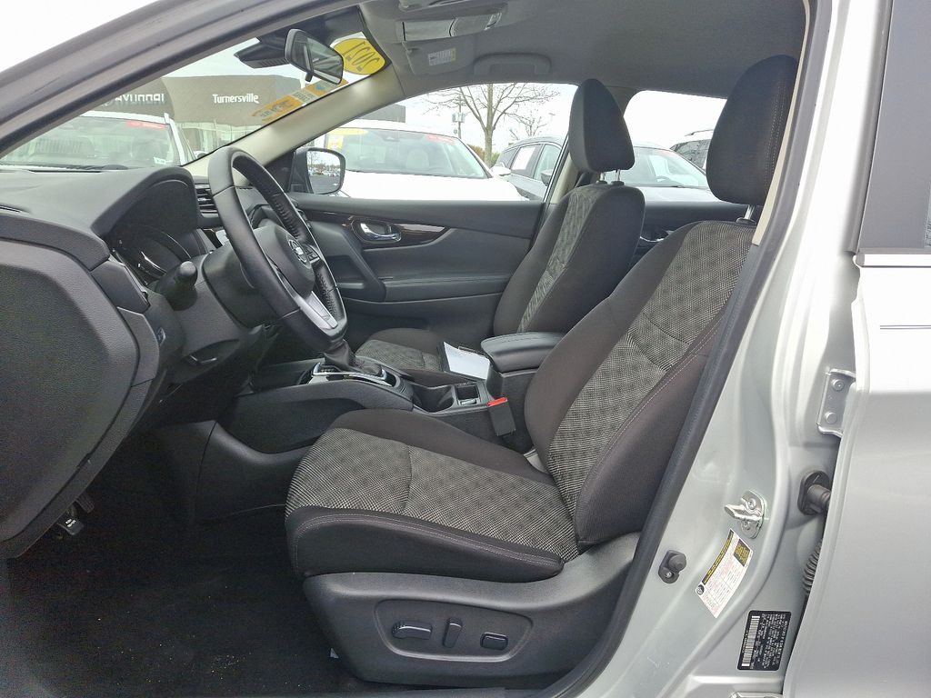 2021 Nissan Rogue Sport SV 13