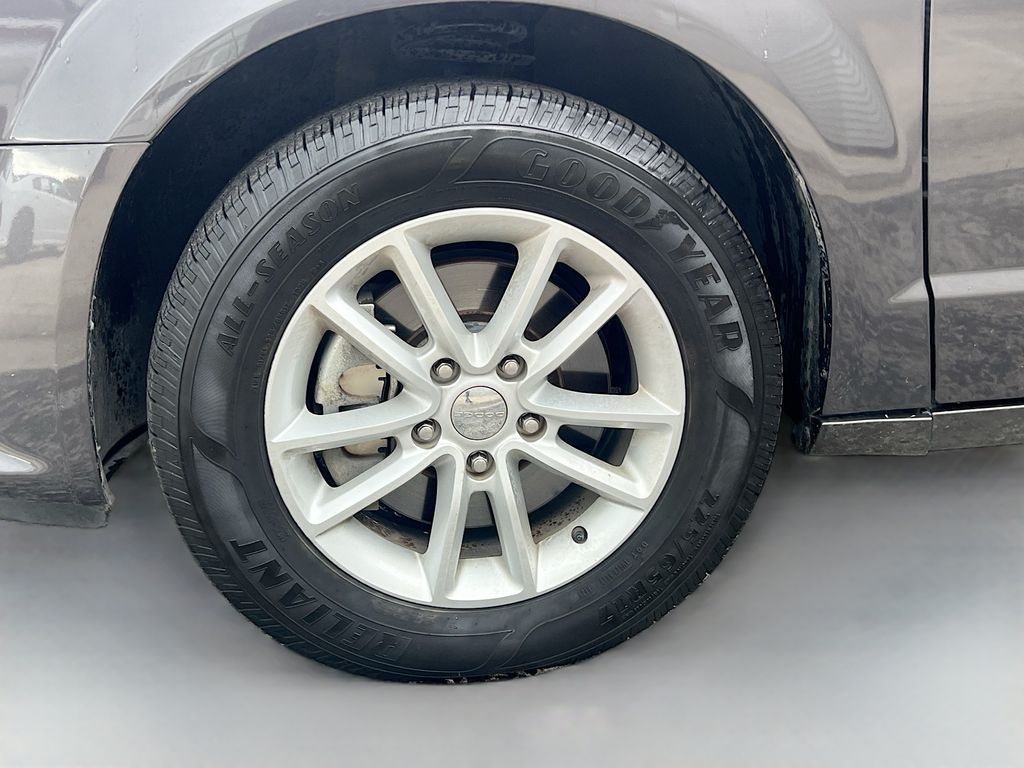 Used 2019 Gray Dodge SXT image 31