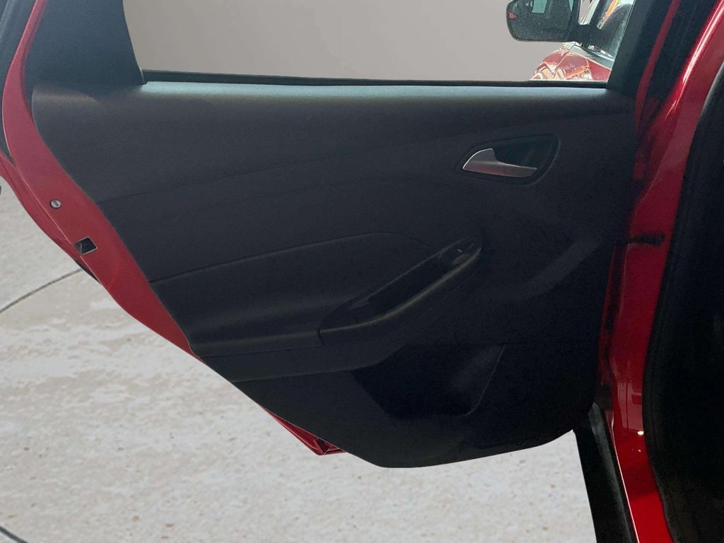 Used 2013 Race Red Ford SE image 19