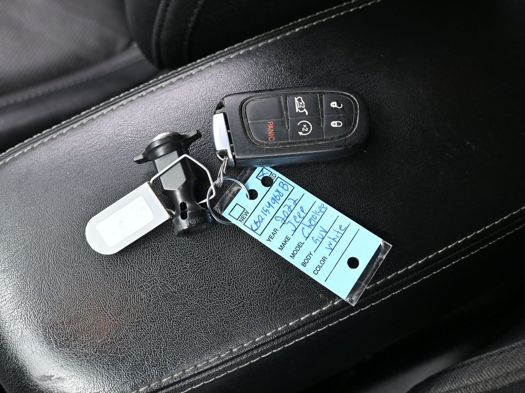 Used 2022 Bright White Clearcoat Jeep Latitude Lux image 19