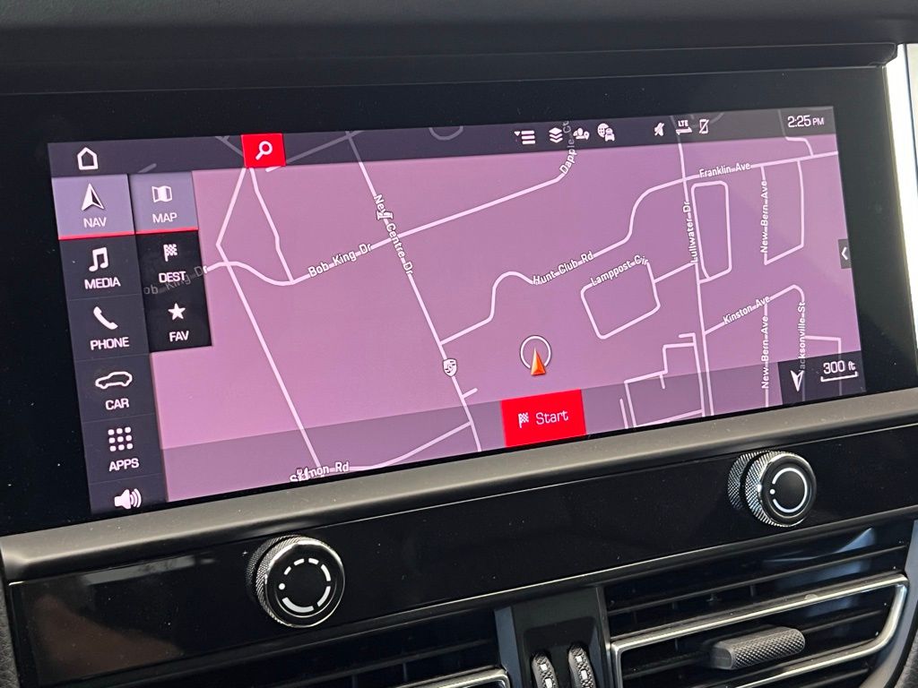 Thumbnail: 2023 Porsche Macan - 13