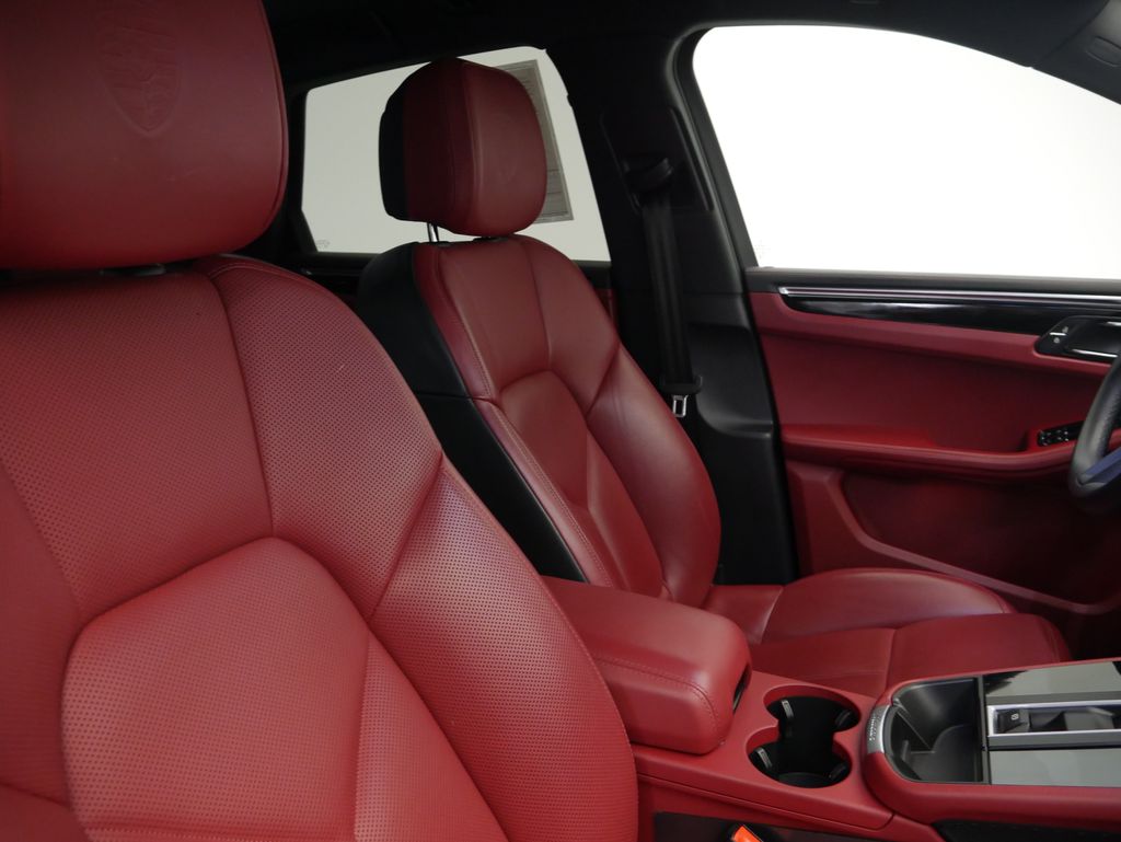 Thumbnail: 2023 Porsche Macan - 29