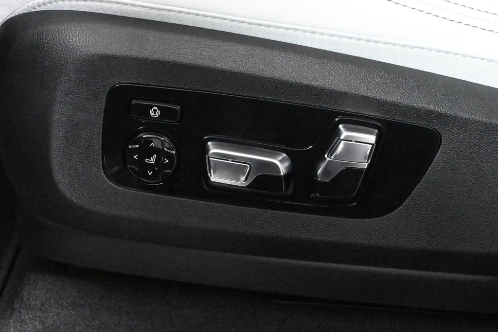 Thumbnail: 2027 BMW X7 - 27