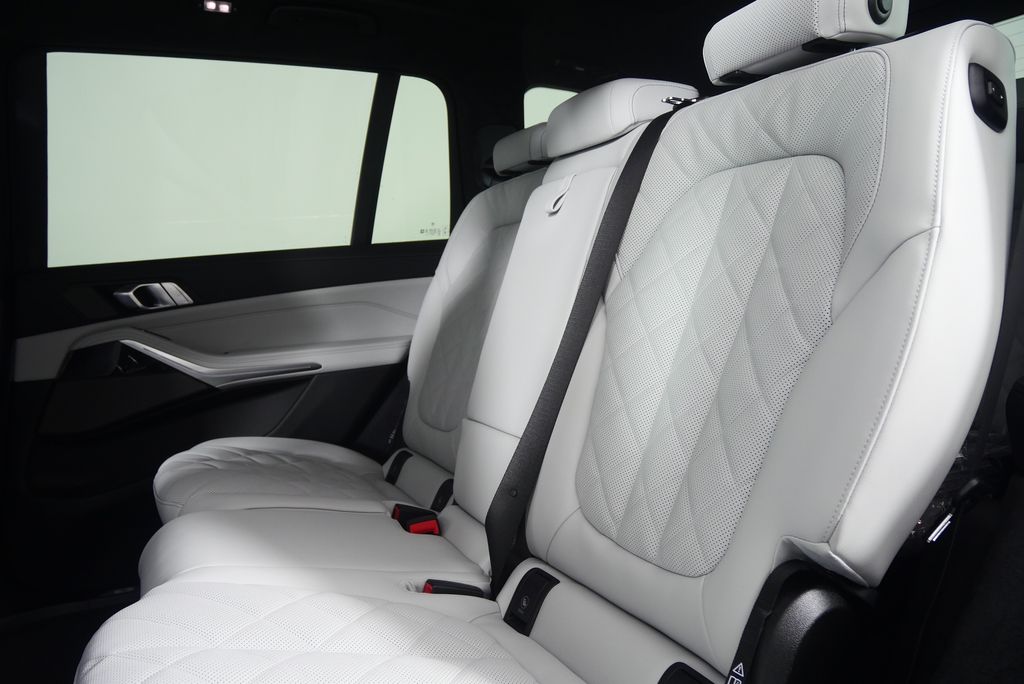 Thumbnail: 2026 BMW X7 - 16