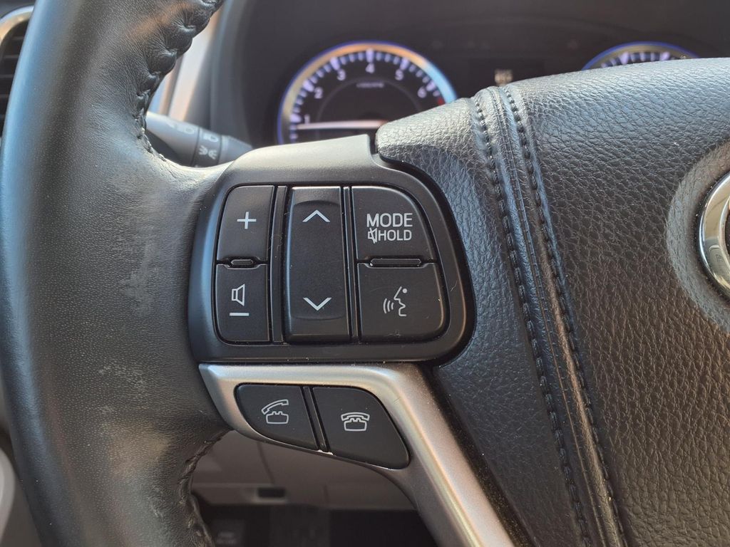 2014 Toyota Highlander XLE V6 Gray at Texan Dodge Chrysler Jeep Ram