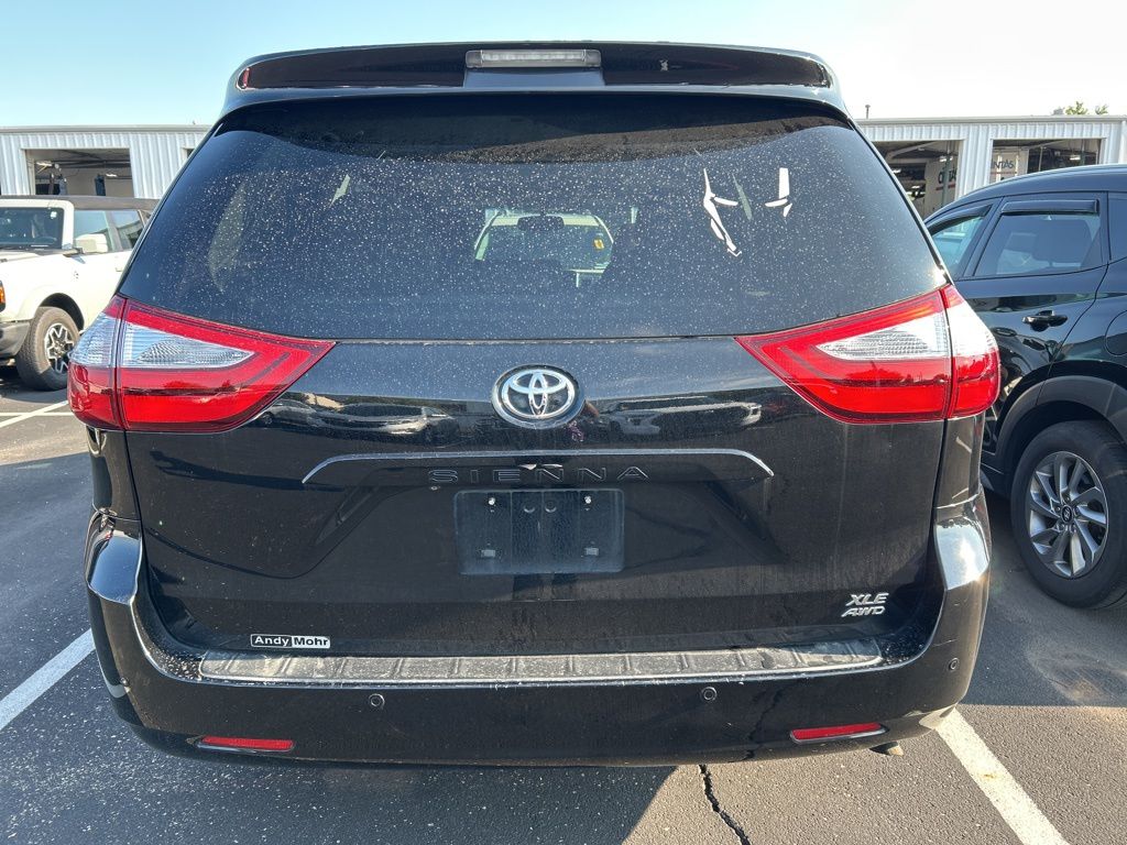 Thumbnail: 2017 Toyota Sienna - 5