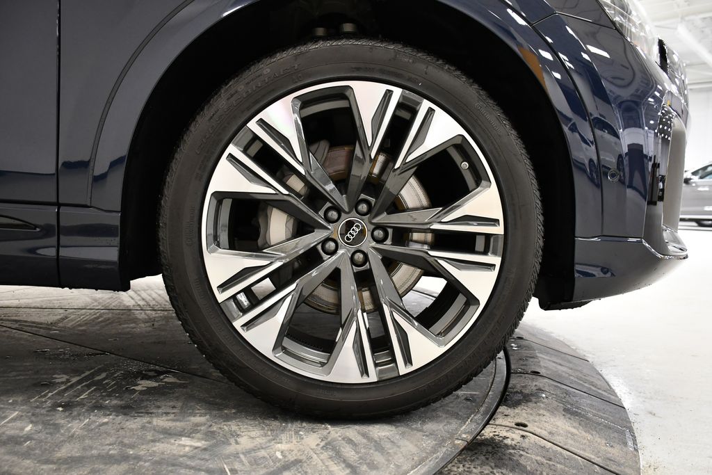 Thumbnail: 2026 Audi Q8 - 17