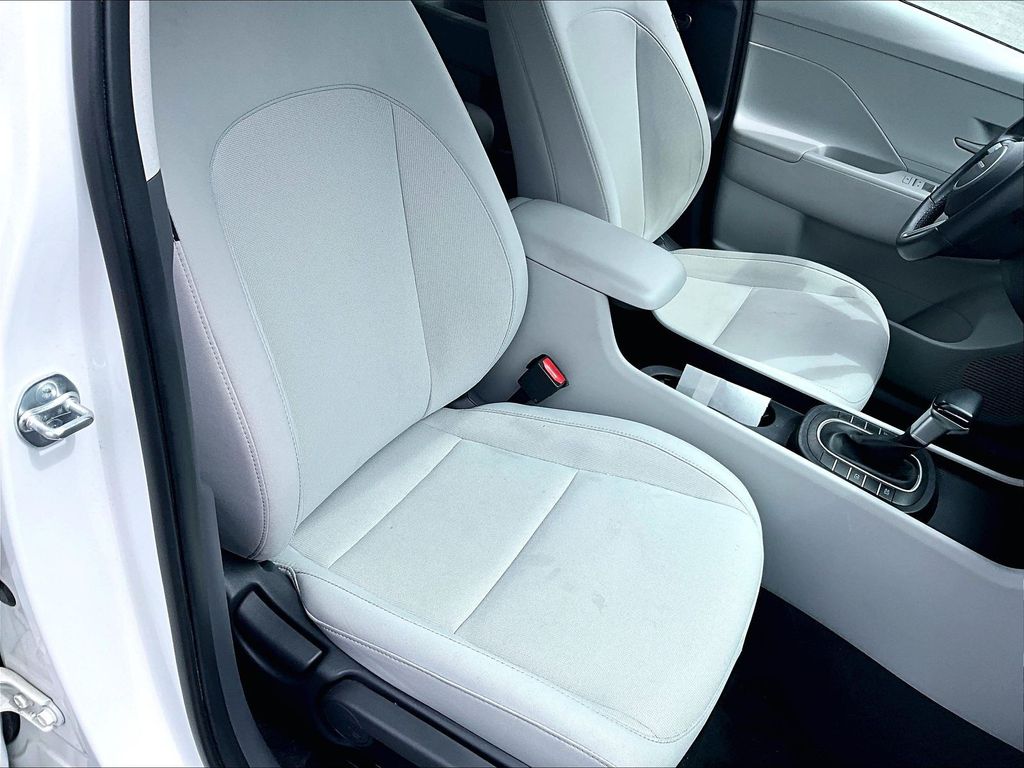 2025 Hyundai Kona — photo 11