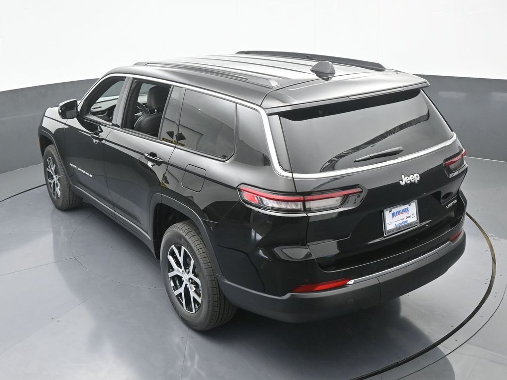 Used 2025 Diamond Black Crystal Pearlcoat Jeep Limited image 45