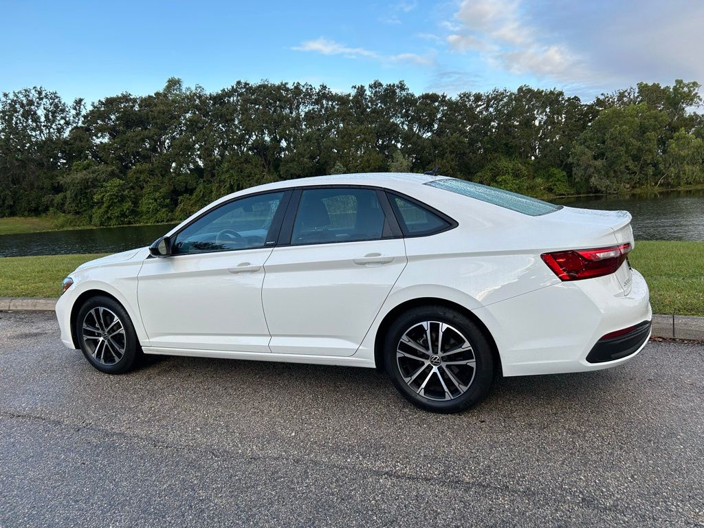 Thumbnail: 2024 Volkswagen Jetta - 3