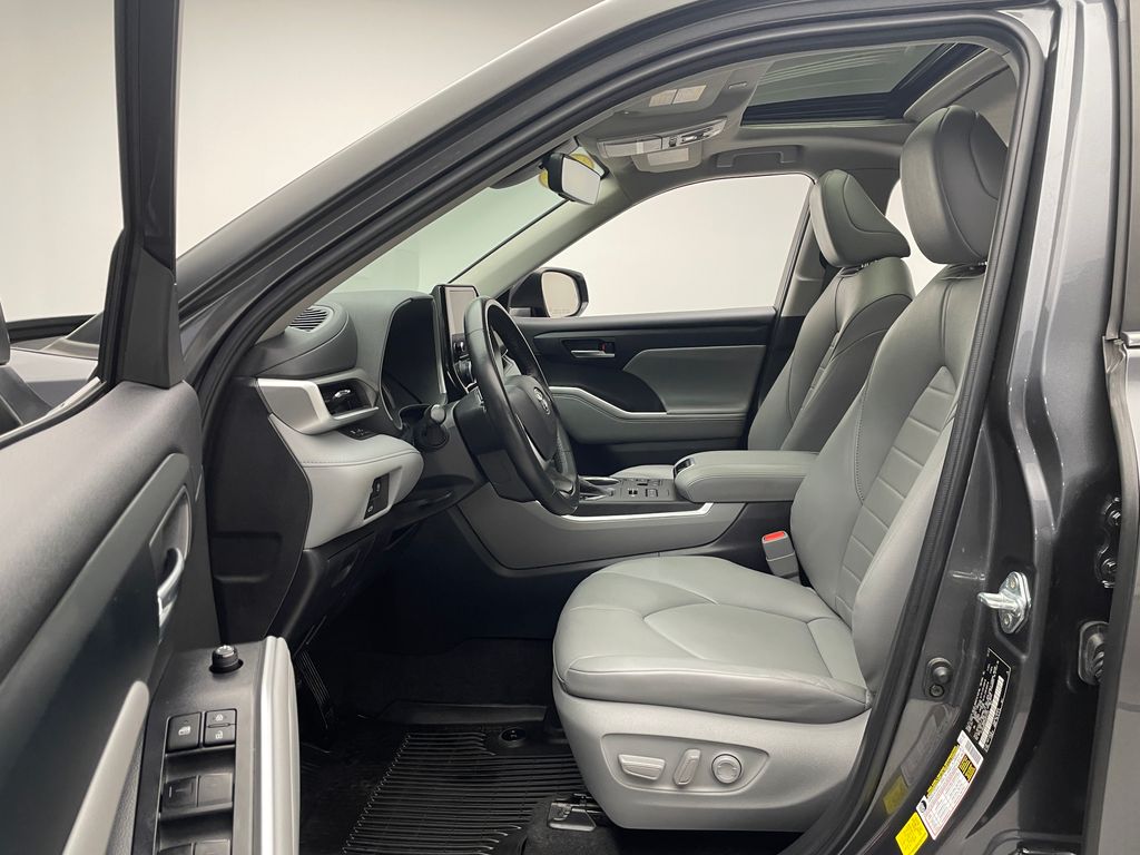 Thumbnail: 2023 Toyota Highlander - 12