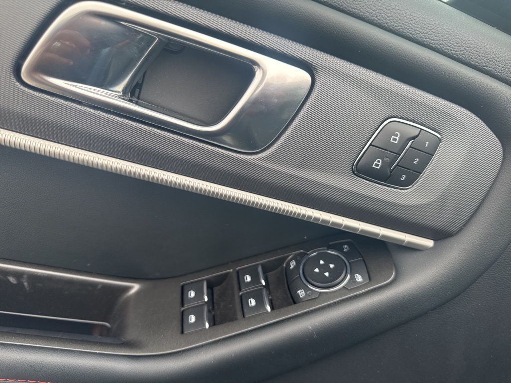 2025 Ford Explorer ST-Line 17