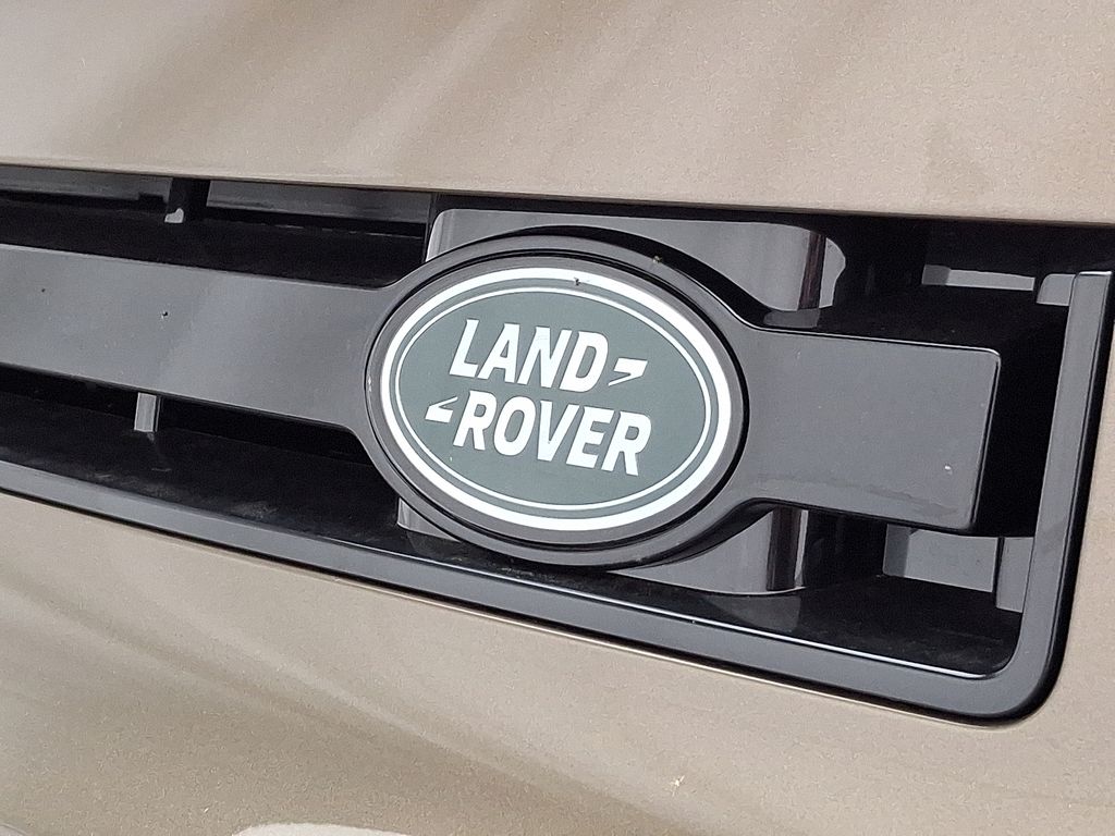 2025 Land Rover Defender 110 18