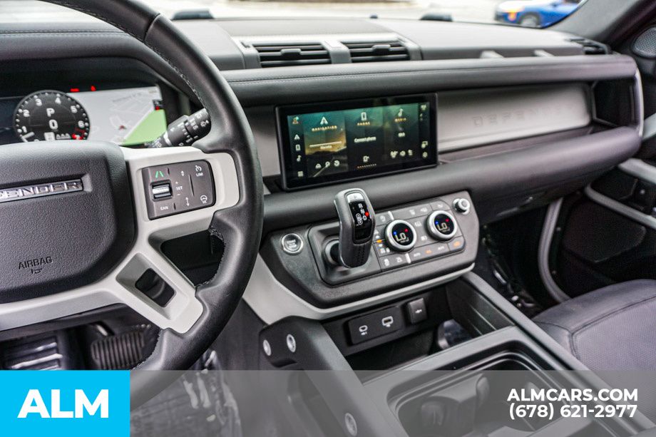 Used 2024 White Land Rover X-Dynamic SE image 31