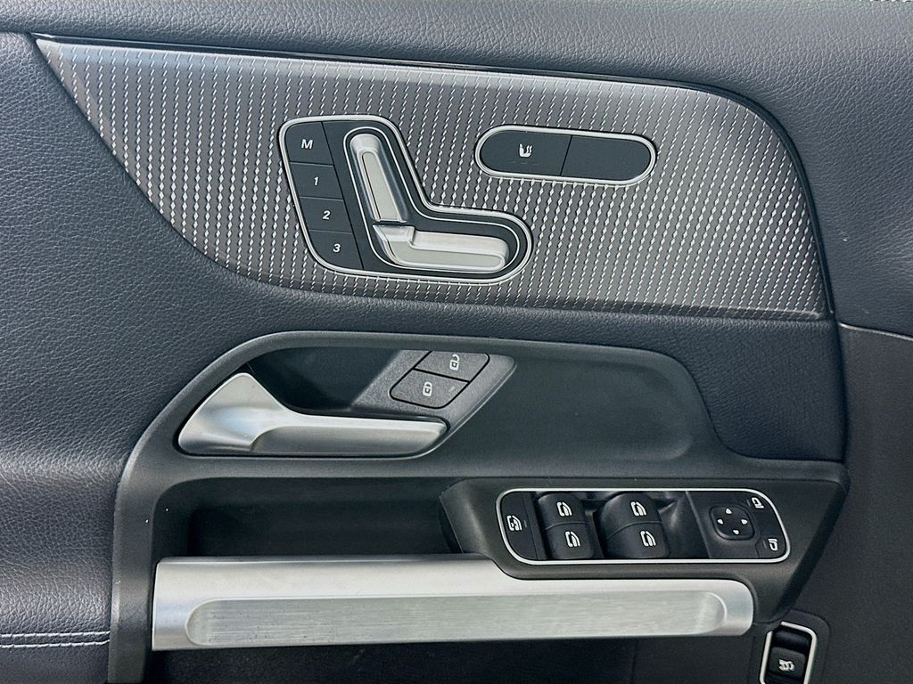 Thumbnail: 2020 Mercedes-Benz GLB - 17