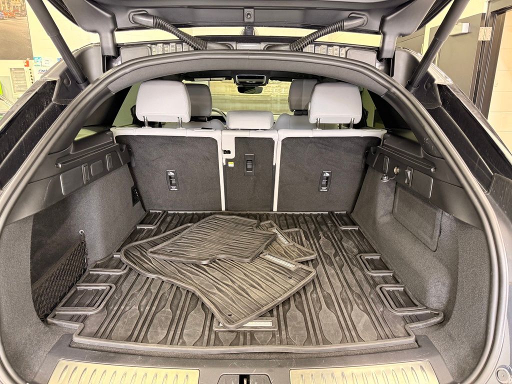 Thumbnail: 2026 Land Rover Range Rover Velar - 23