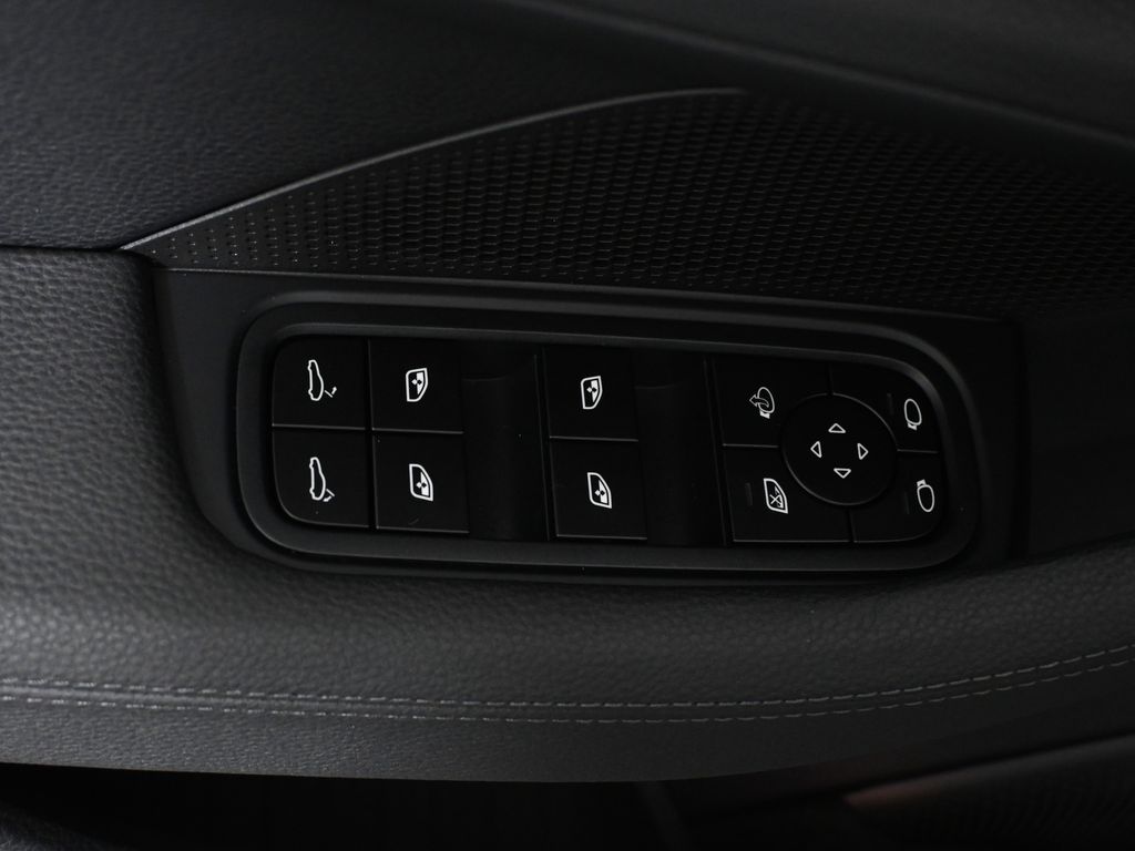 Thumbnail: 2026 Porsche Panamera - 32