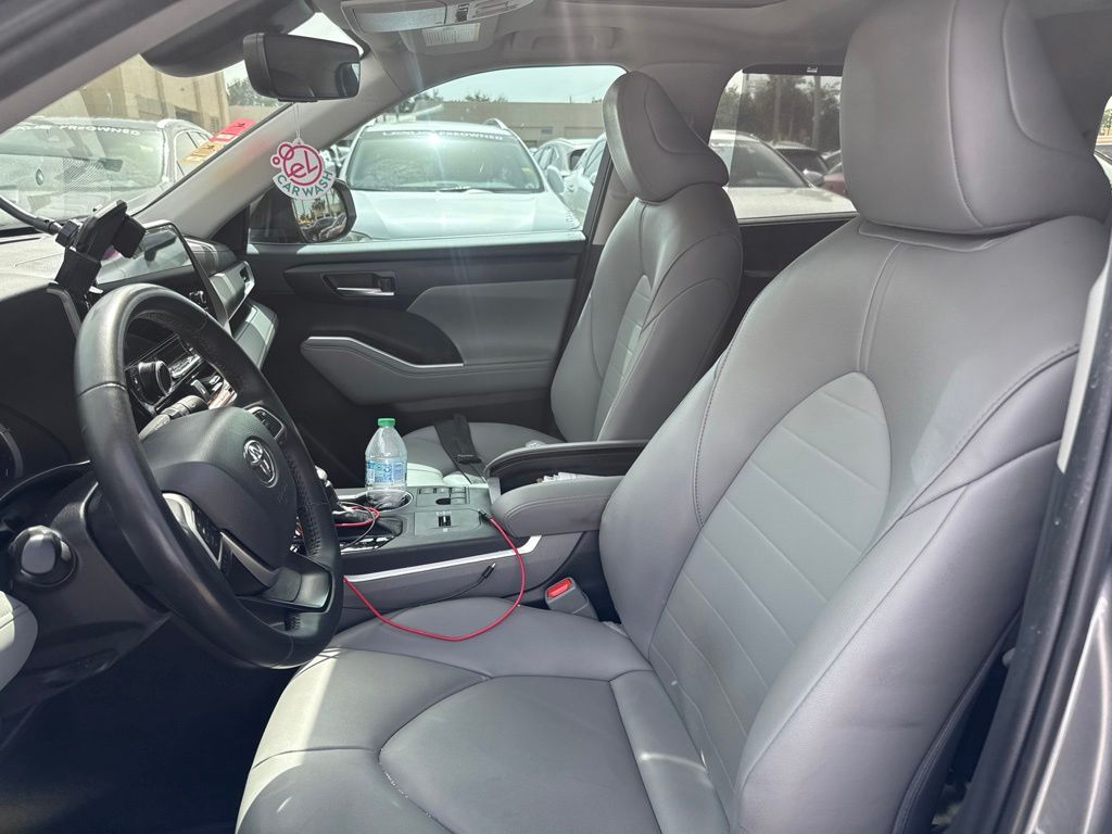 Used 2025  Toyota XLE image 15
