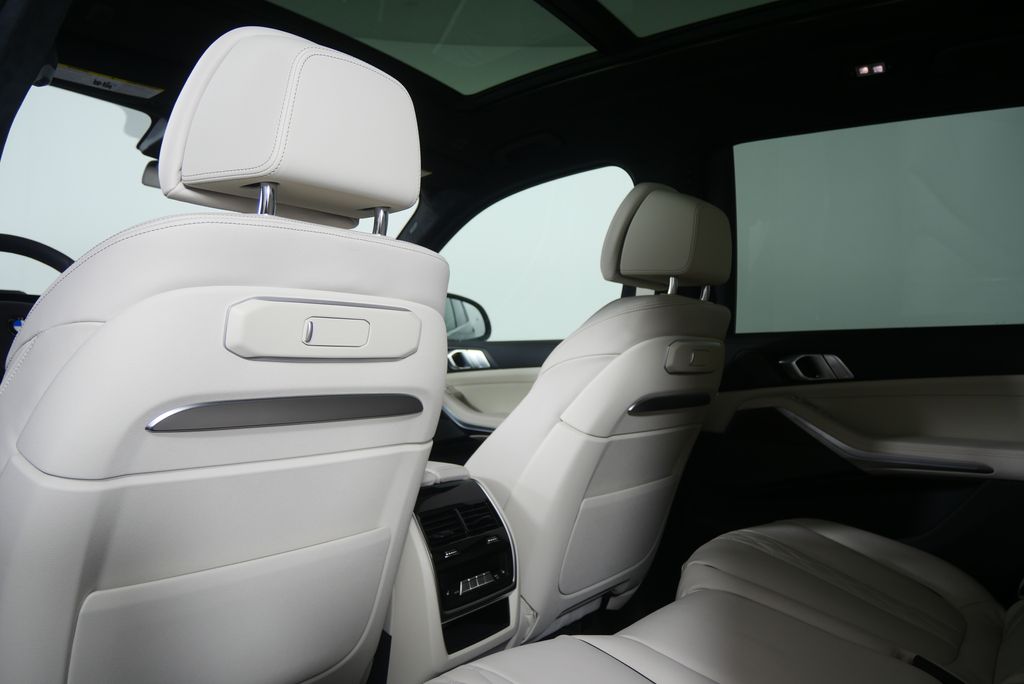 Thumbnail: 2026 BMW X7 - 19