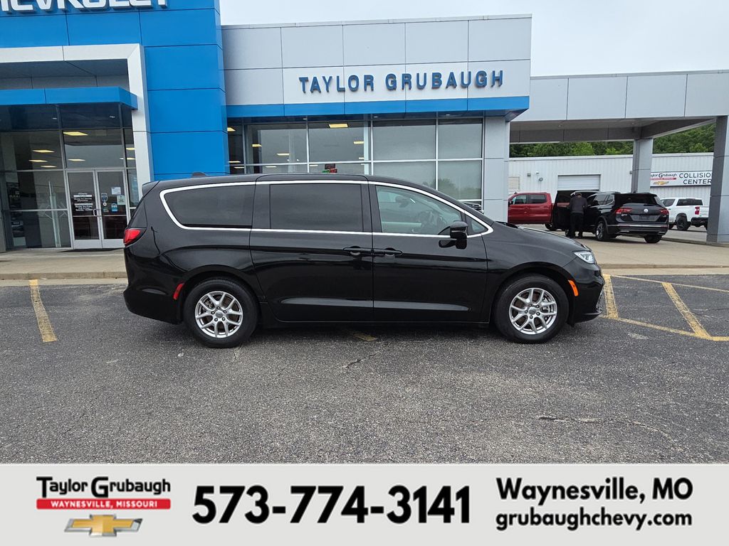Diamond Black Crystal Pearlcoat 2024 Chrysler Pacifica Minivan Front-Wheel Drive 9-Speed Automatic