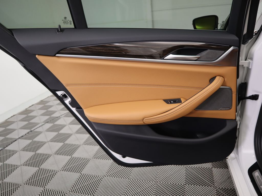 Thumbnail: 2022 BMW 5 Series - 27