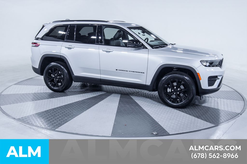 Used 2025 Silver Jeep Altitude image 13