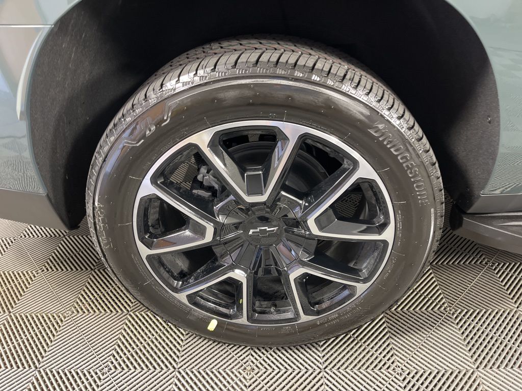 2025 Chevrolet Suburban RST 19