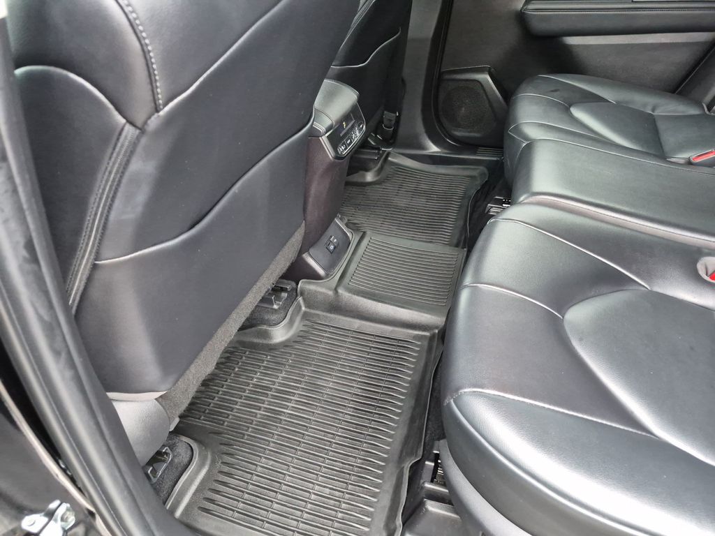Used Car 2022 Toyota Highlander  Xle For Sale Under $30,000 In Austin, Texas