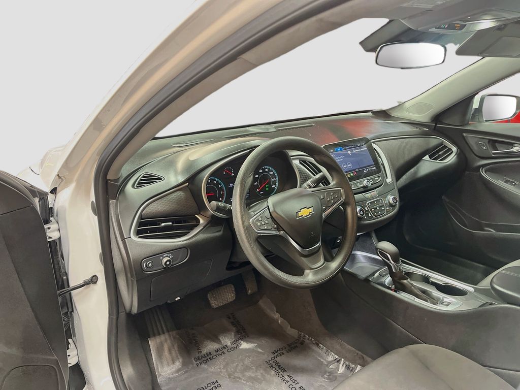 Used 2025 Summit White Chevrolet LT image 9