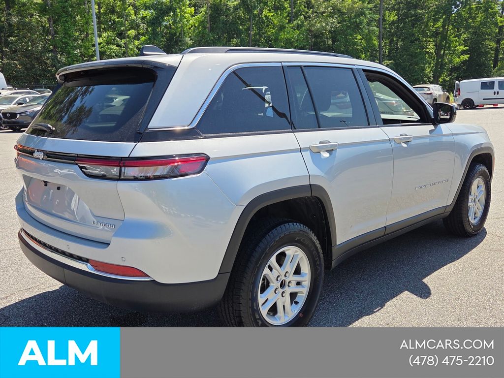 Used 2025 Silver Jeep Laredo image 14
