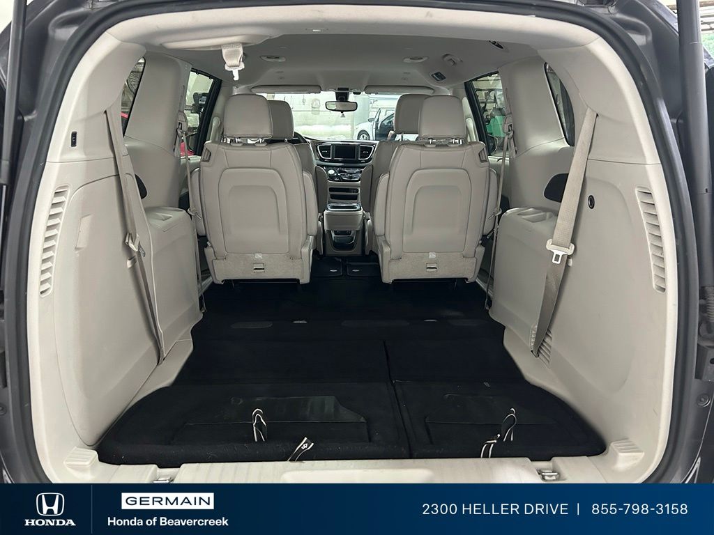 Used 2018 Gray Chrysler Touring L image 31