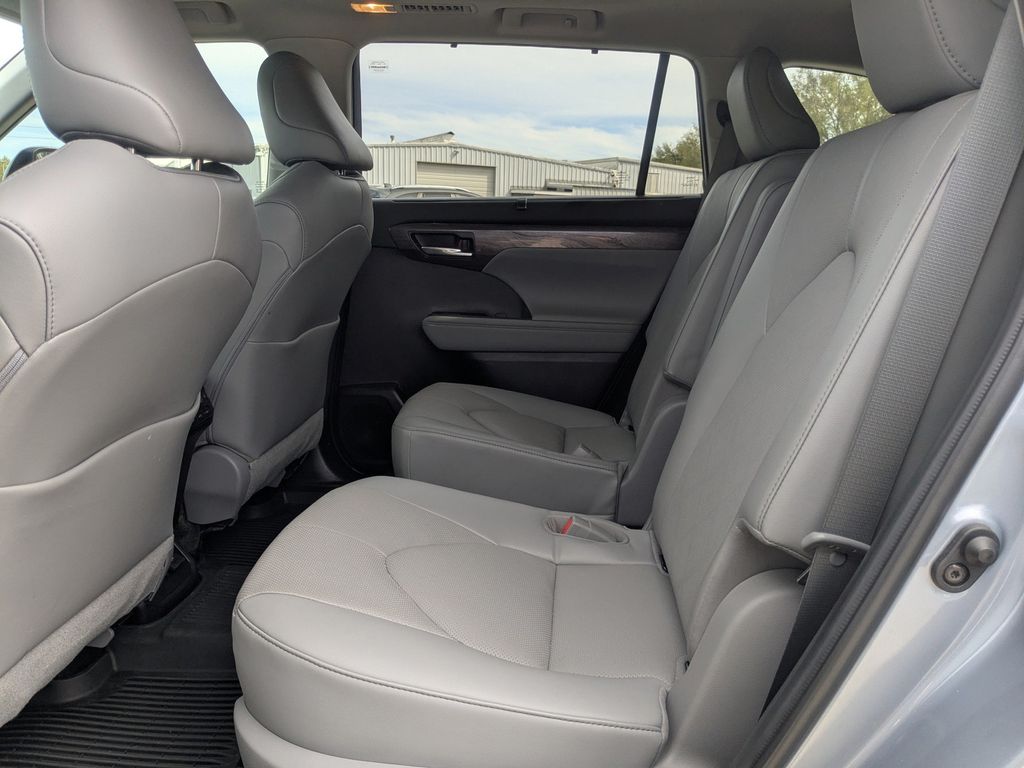 2023 Toyota Highlander Hybrid Platinum