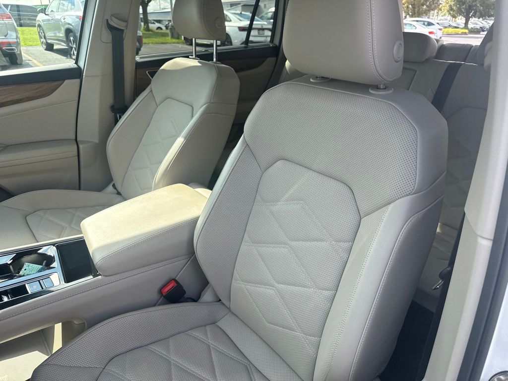 2024 Volkswagen Atlas 2.0T SE w/Technology White at South Hills CDJR