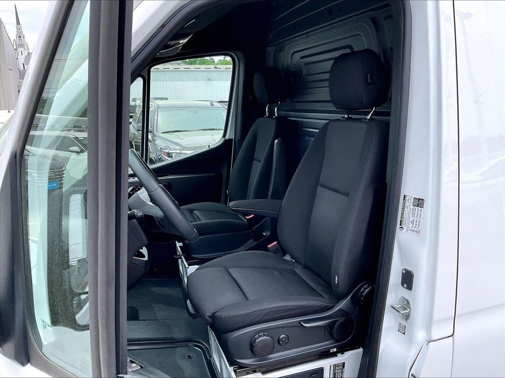 2025 Mercedes-Benz Sprinter 2500 — photo 10