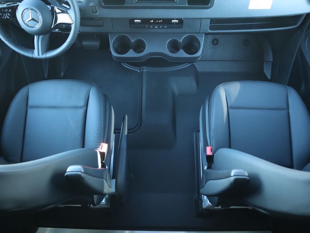 Thumbnail: 2025 Mercedes-Benz Sprinter - 17