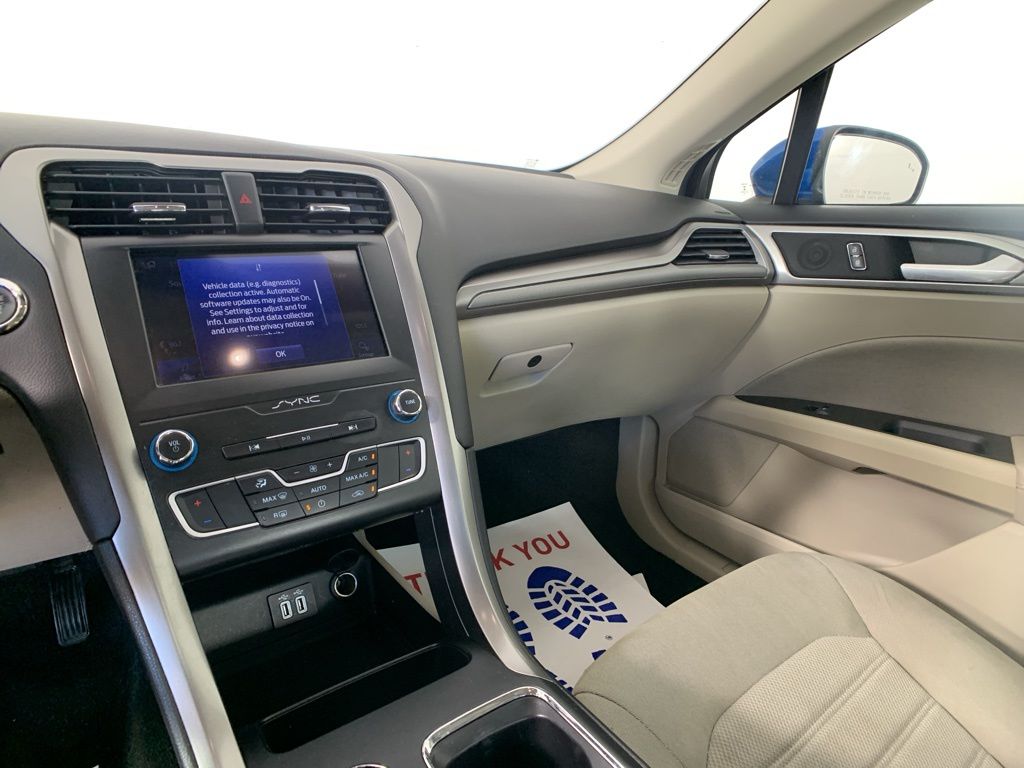 2020 Ford Fusion SE 24