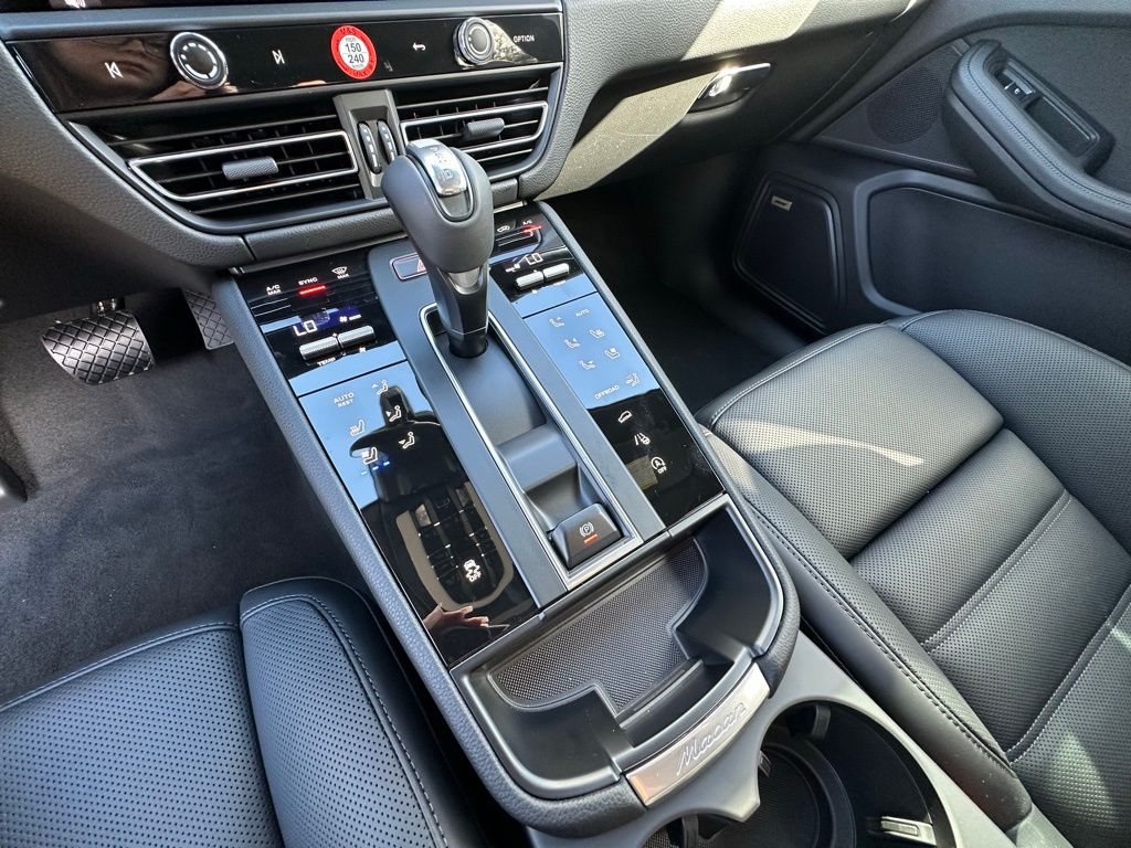 Thumbnail: 2026 Porsche Macan - 26